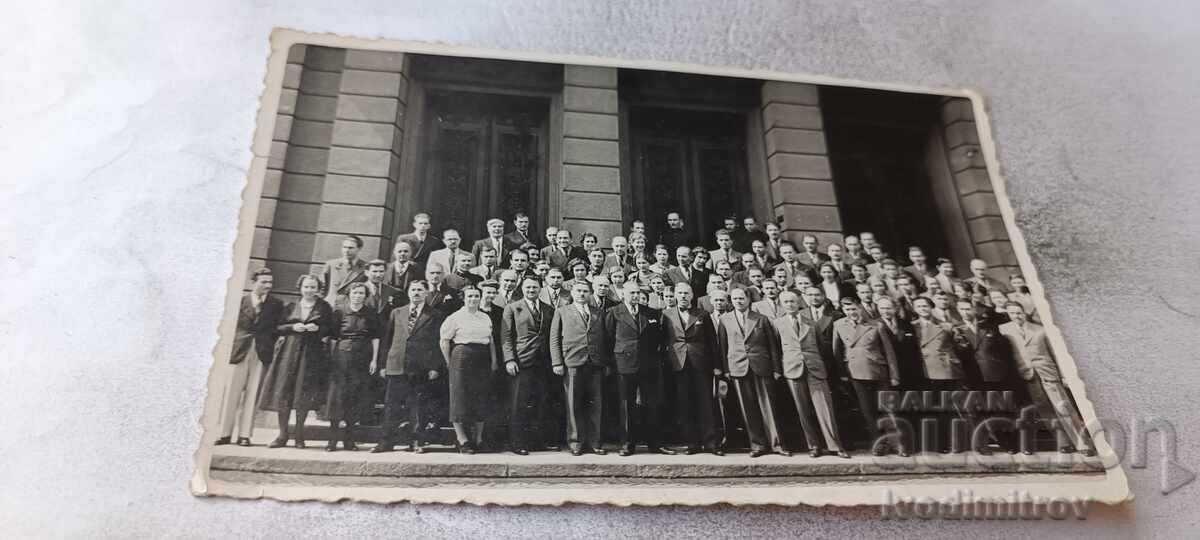 Fotografie Sofia Bărbați și femei în fața unei clădiri administrative Fotografie Sofia Bărbați și femei în fața unei clădiri administrative