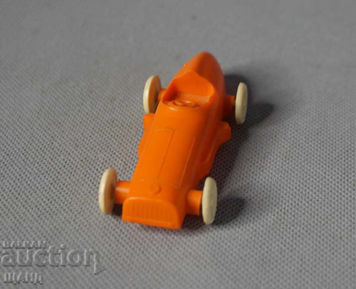 Veche jucărie rusească din plastic model mașină de curse cu preț € 1.74 | 3.40 BGN Veche jucărie rusească din plastic model mașină de curse cu preț € 1.74 | 3.40 BGN