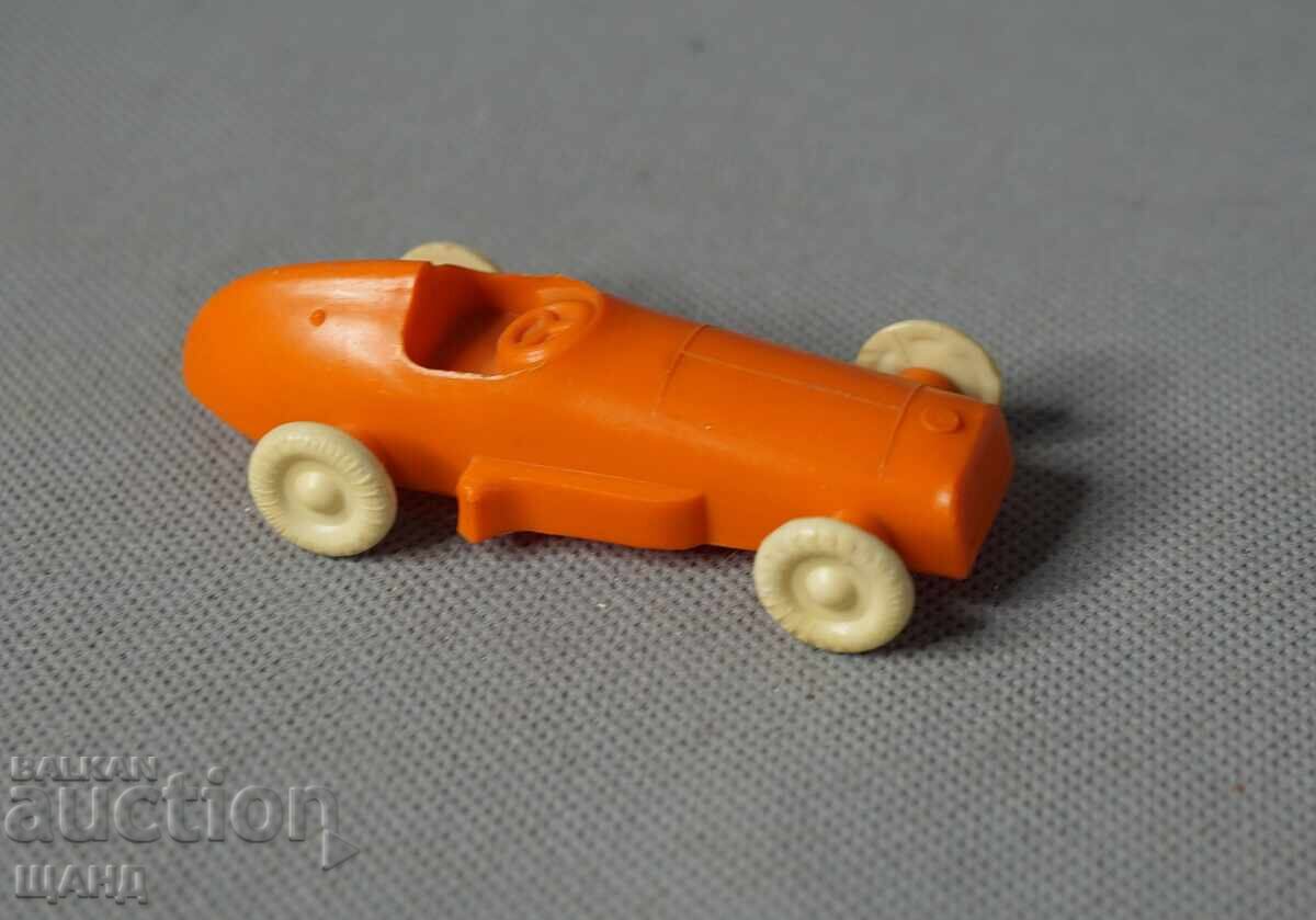 Licitație Veche jucărie rusească din plastic model mașină de curse Licitație Veche jucărie rusească din plastic model mașină de curse