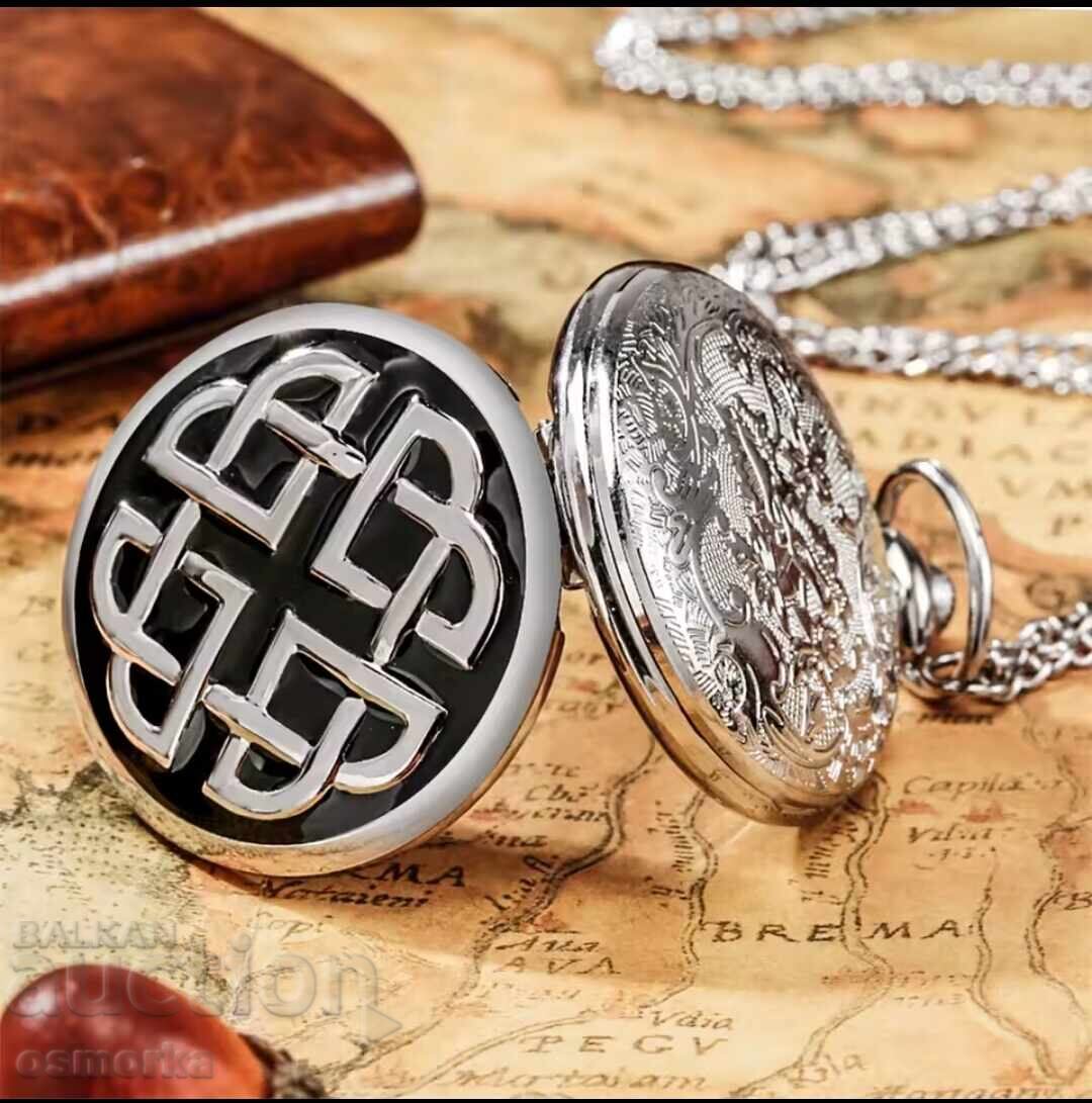 Ceas de buzunar nou ornamente albe fundal negru medalion accesoriu cu preț € 11.00 | 21.51 BGN