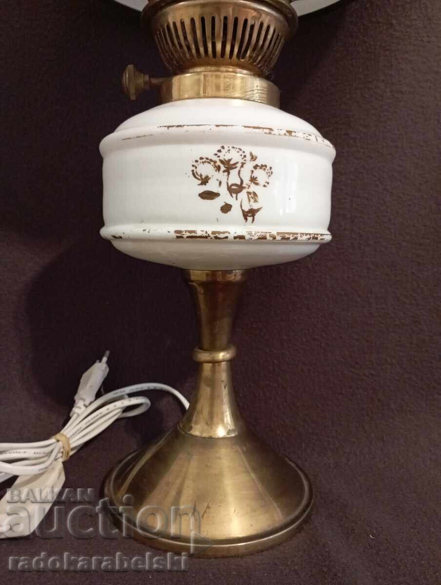 Lampă mare, veche, frumoasă, cu abajur alb din sticlă cu preț € 29.90 | 58.48 BGN