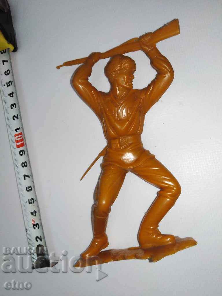 Licitație JUCĂRIE URSS-SOLDAT CU PUȘCĂ-MOSIN NAGANT ȘI BAIONETĂ, FIGURINĂ MARE