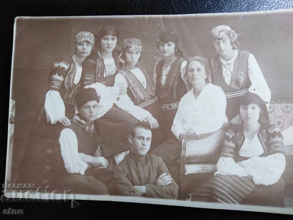 ΒΑΣΙΛΙΚΗ ΦΩΤΟΓΡΑΦΙΑ, ΠΑΡΑΔΟΣΙΑΚΗ ΦΟΡΕΣΙΑ, σύρμα, γαϊτάνι