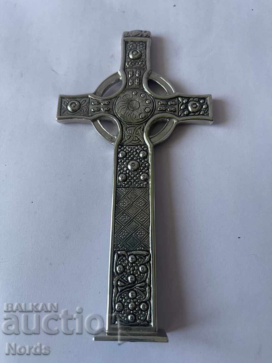 Cruce metalică cu preț € 0.11 | 0.22 BGN