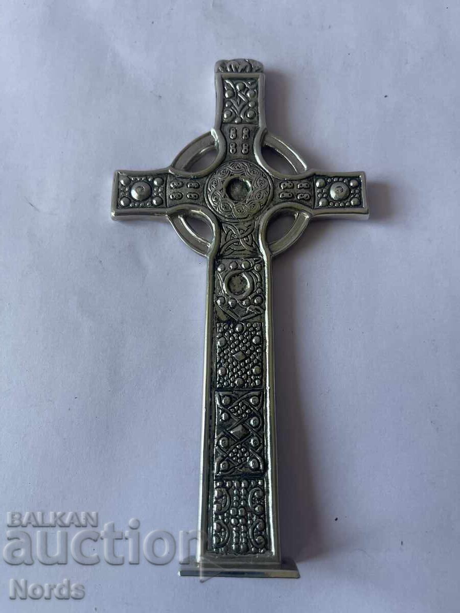 Cruce metalică