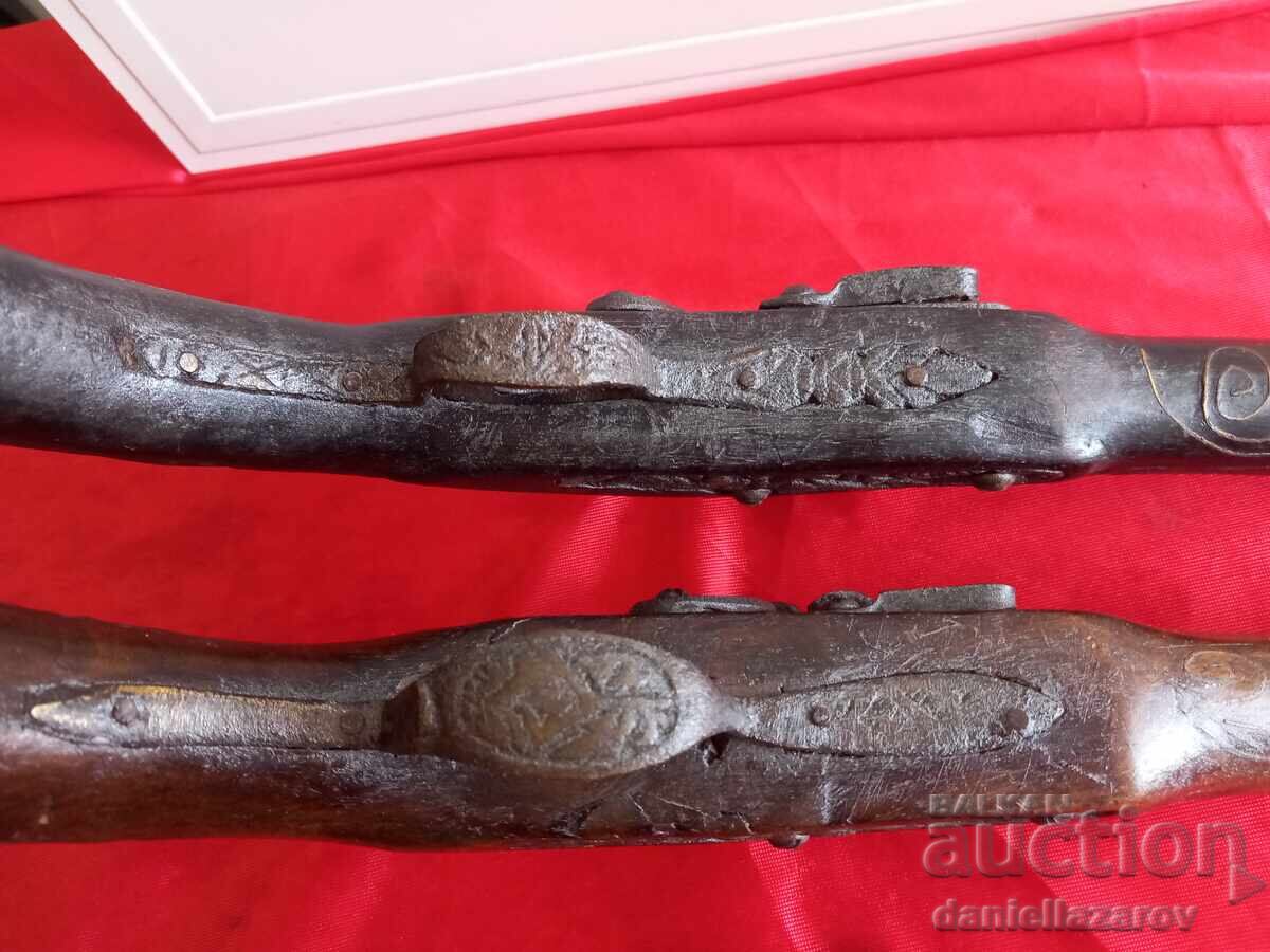 Livrarea Pereche de pistoale vechi cu cremene, cu cremene, pistol, cu cremene