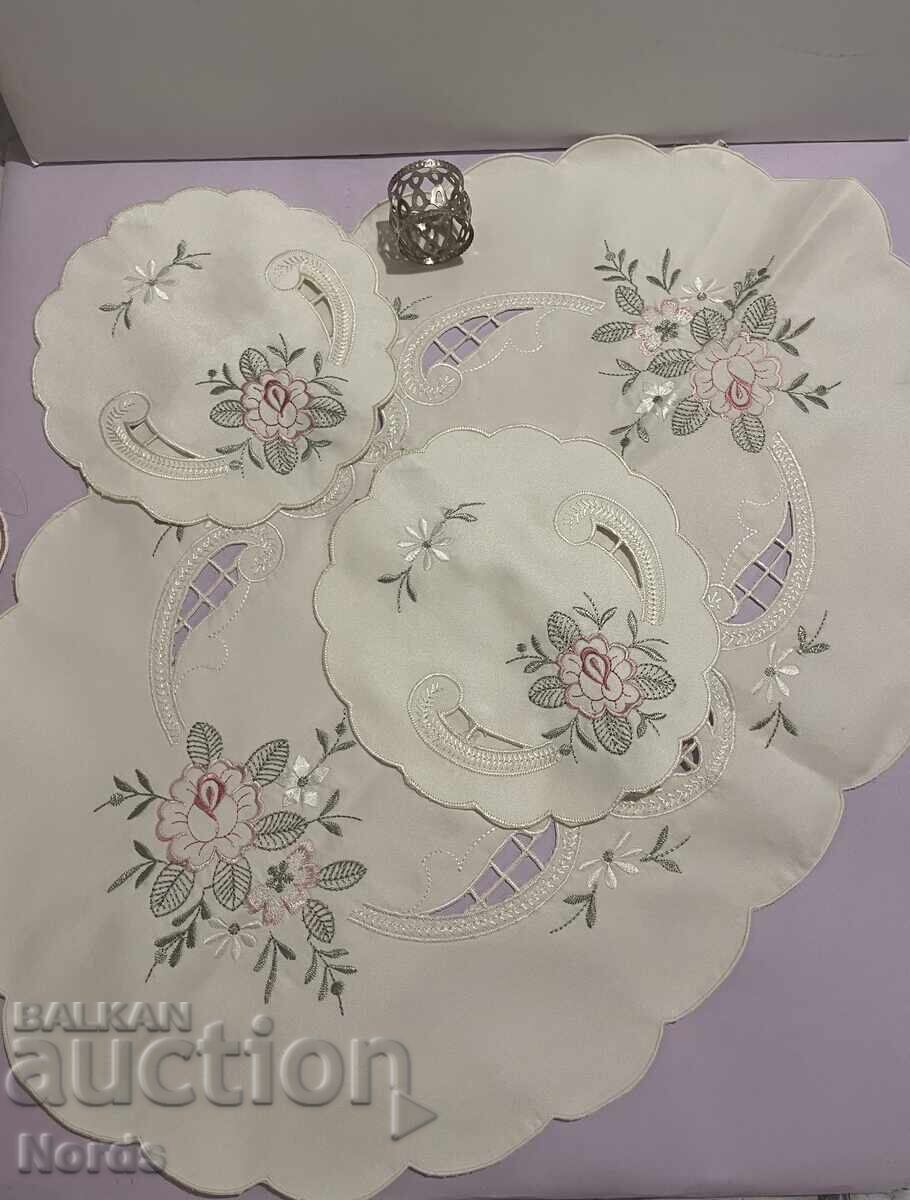 Lot de carafă și inel metalic pentru șervețele