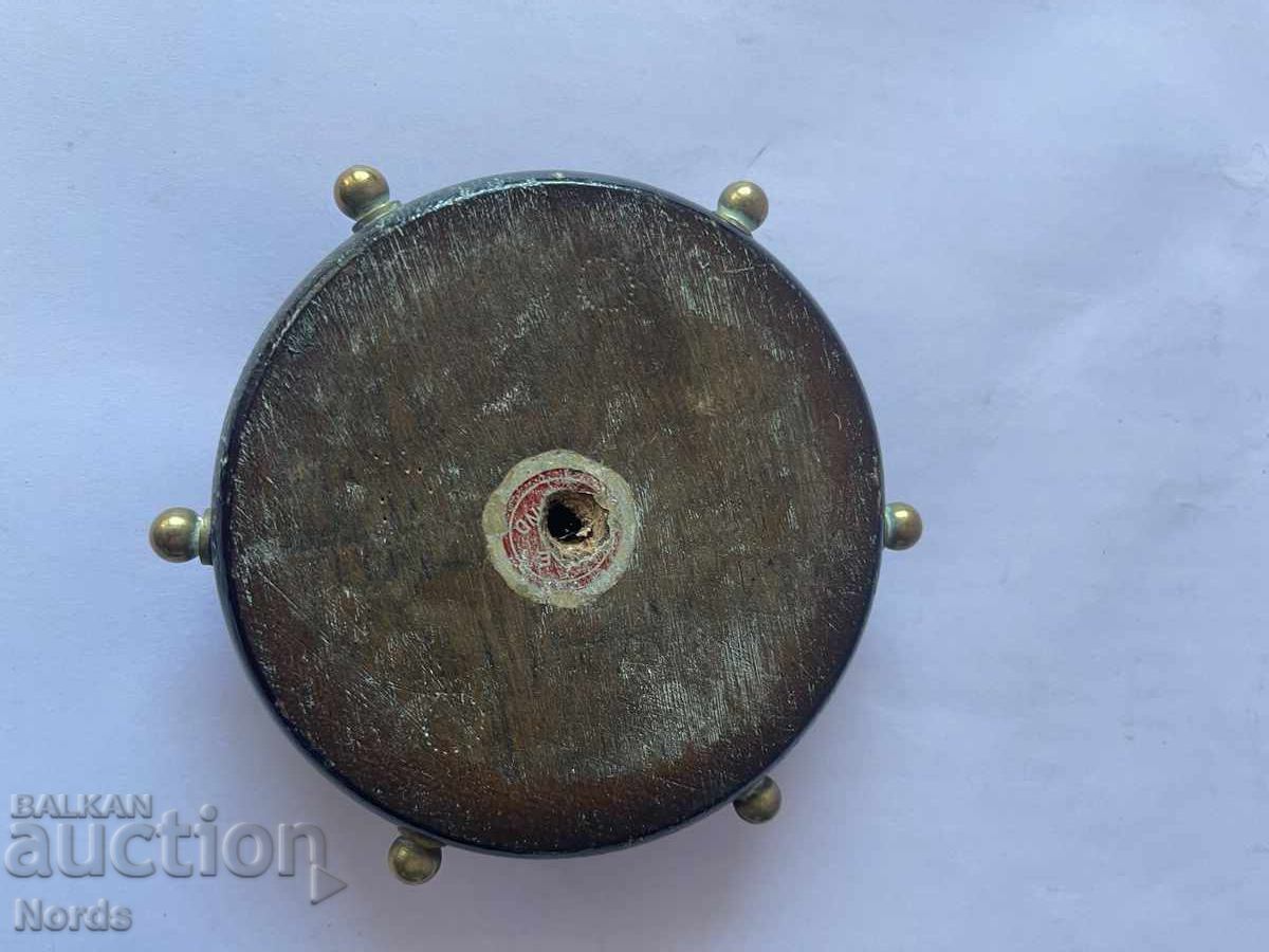 Decorațiune metalică vintage cu ramă din lemn cu preț € 1.50 | 2.93 BGN