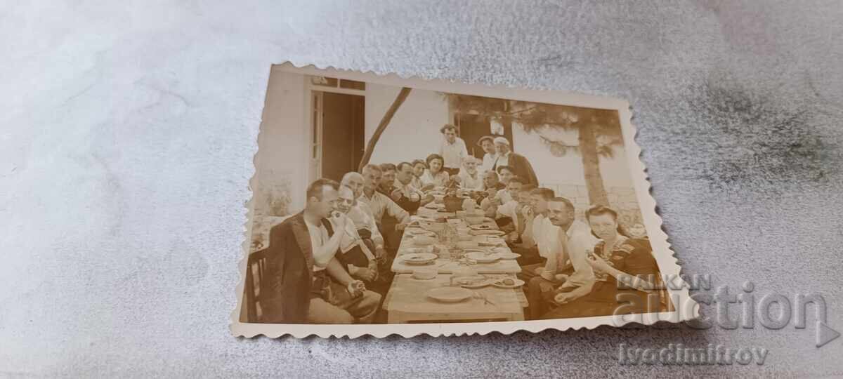 Fotografie bărbați și femei la un banchet