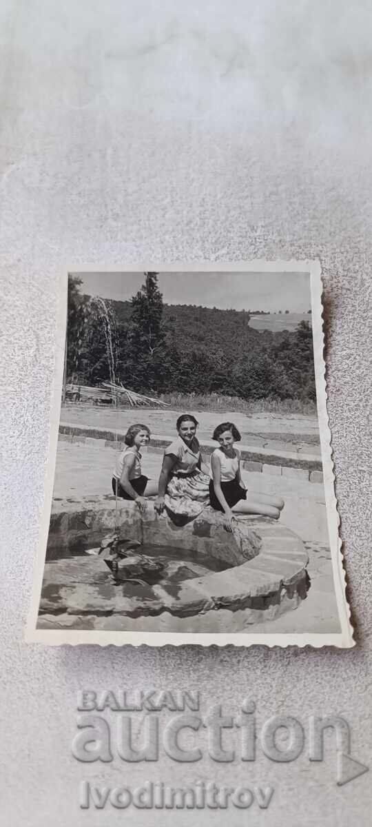 S-ka Panagyurishte Zhena i dve mladi momicheta kraĭ fontan 1956