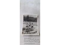 S-ka Panagyurishte Zhena i dve mladi momicheta kraĭ fontan 1956