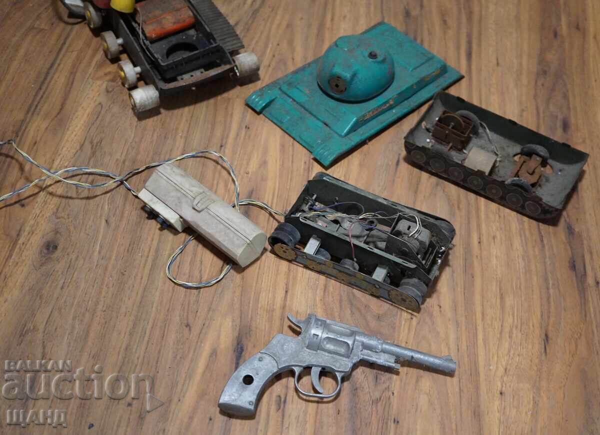 LOT JUCĂRII VECHI DIN METAL PENTRU PIESE, LUNOHOD, TANCURI cu preț € 2.55 | 4.99 BGN