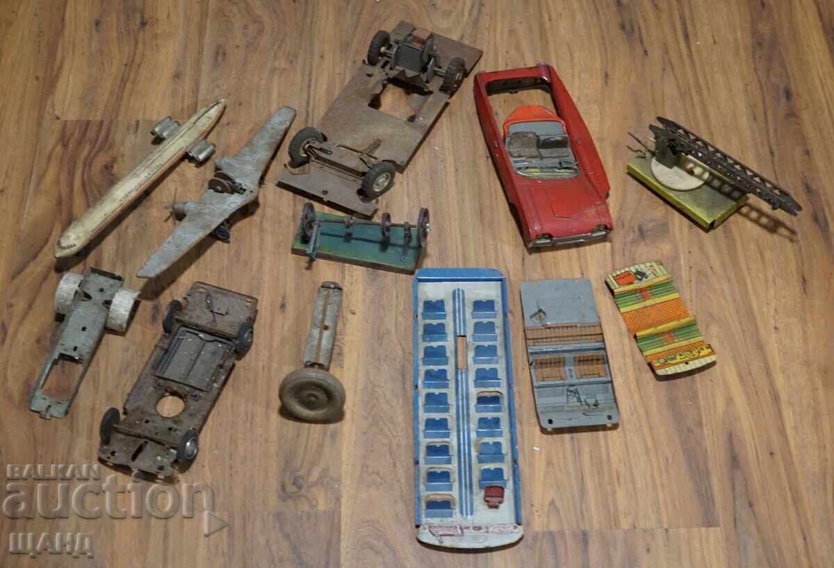 LOT JUCĂRII VECHI DIN METAL PENTRU PIESE, MAȘINĂ, CAMION, AVION