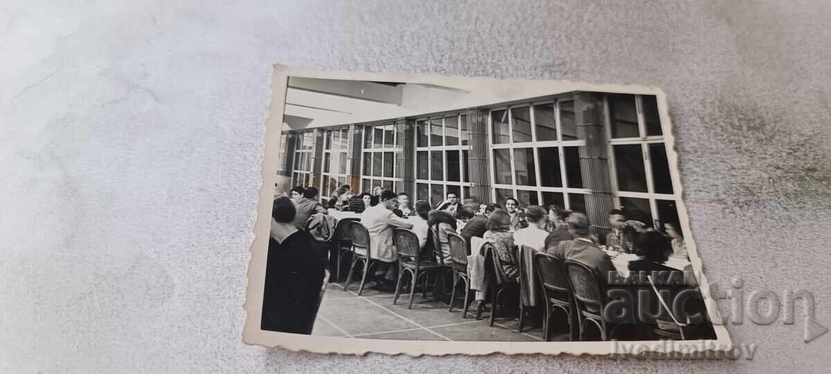 Foto Bărbați și femei într-un restaurant