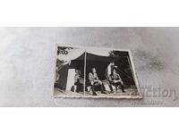 Fotografie: Doi ofițeri în fața unui cort