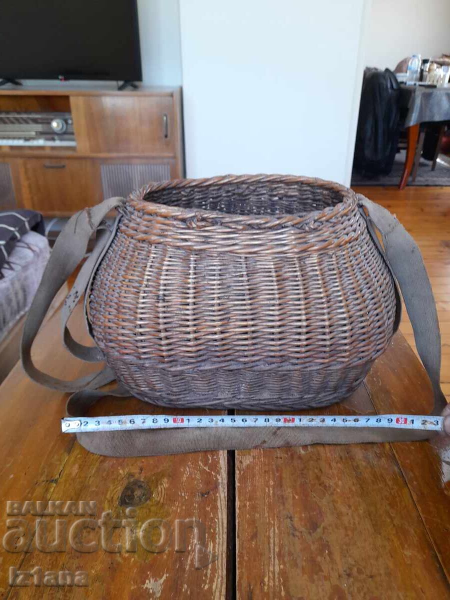 Vechi coș de pescuit din răchită - 5