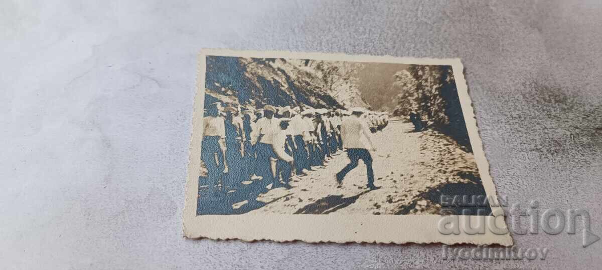 Fotografie Ofițeri și soldați aliniați pe o șosea în construcție