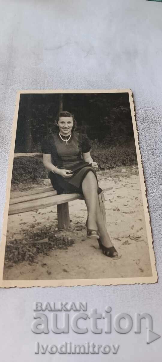 Photo Young woman sitting on a park bench Photo Young woman sitting on a park bench