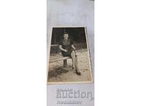 Photo Young woman sitting on a park bench