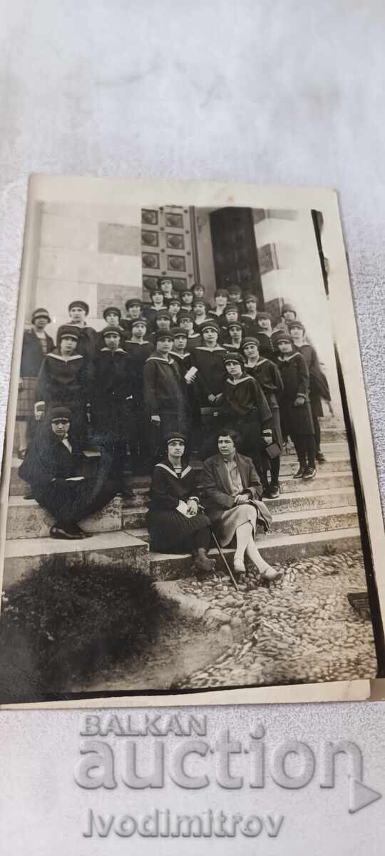 Photo: Schoolgirls with their teacher on stairs 1929