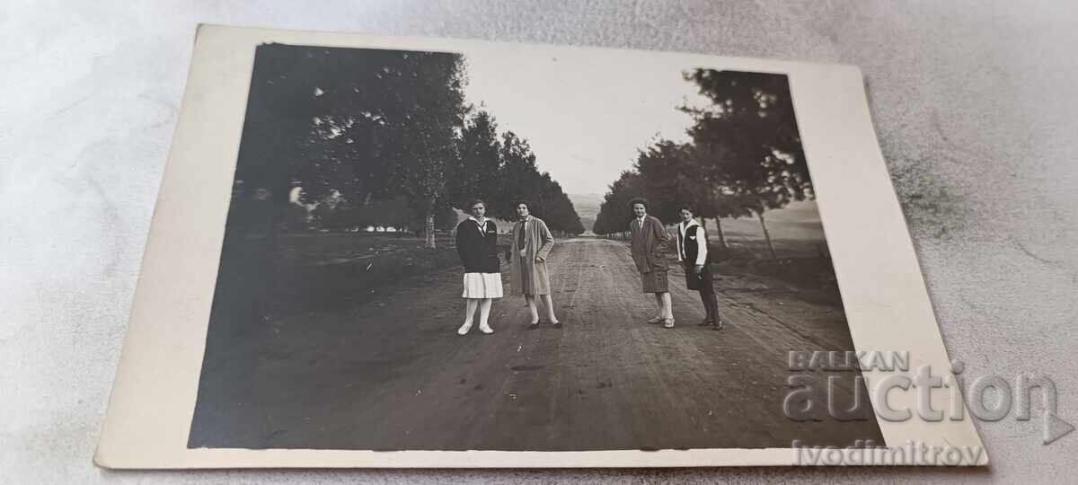 Photo Dolna Banya Four young girls on the road