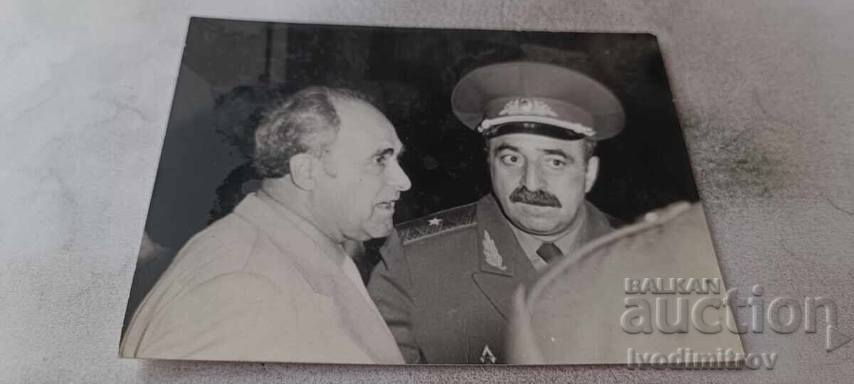 Снимка Генерал-майор и мъж Снимка Генерал-майор и мъж