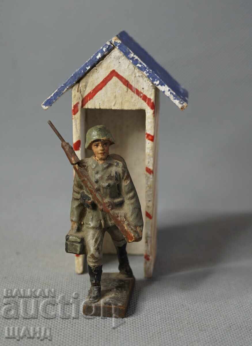 Figurină soldat de jucărie ELASTOLIN din 1930 cu pușcă în post de pază cu preț € 12.00 | 23.47 BGN