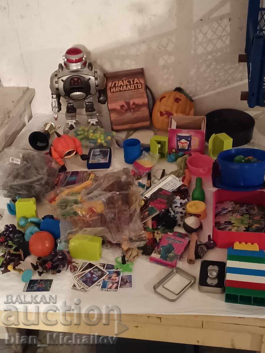 Lot mare de jucării diverse cu preț € 15.00 | 29.34 BGN Lot mare de jucării diverse cu preț € 15.00 | 29.34 BGN