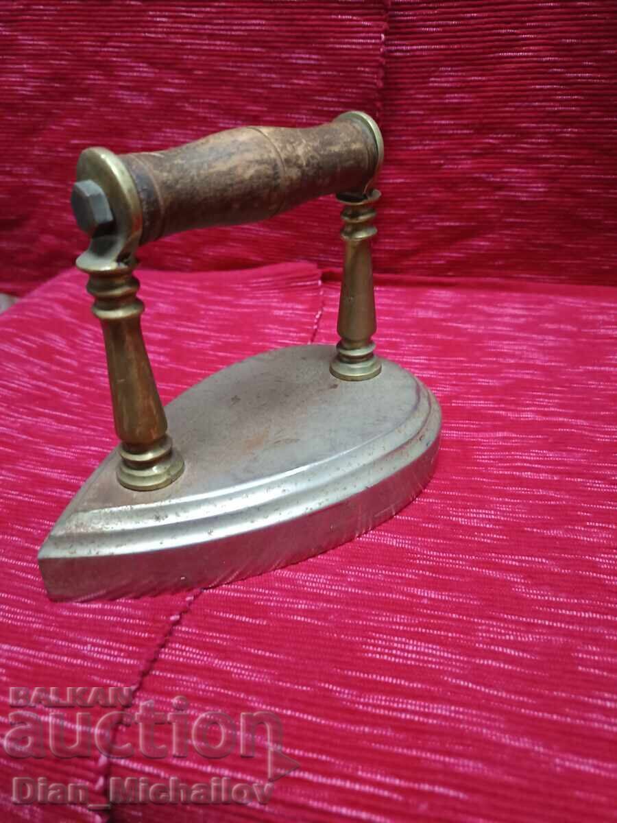 Fier de călcat vechi cu preț € 40.00 | 78.23 BGN Fier de călcat vechi cu preț € 40.00 | 78.23 BGN