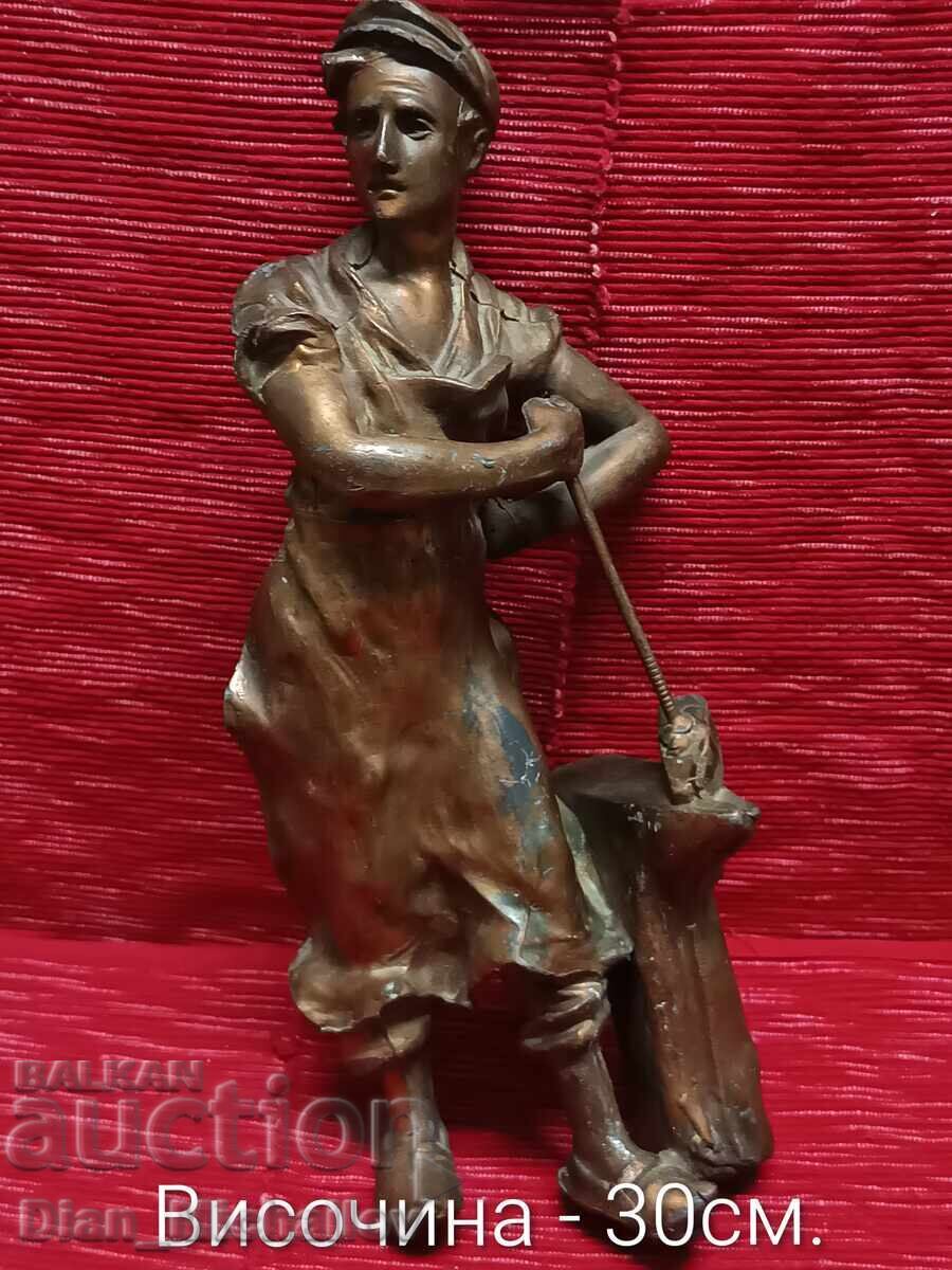 Statuetă din bronz reprezentând un fierar