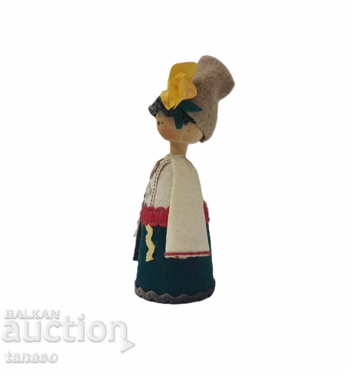 Păpușă folclorică tradițională – față din lemn, costum popular, 12 cm cu preț € 12.00 | 23.47 BGN