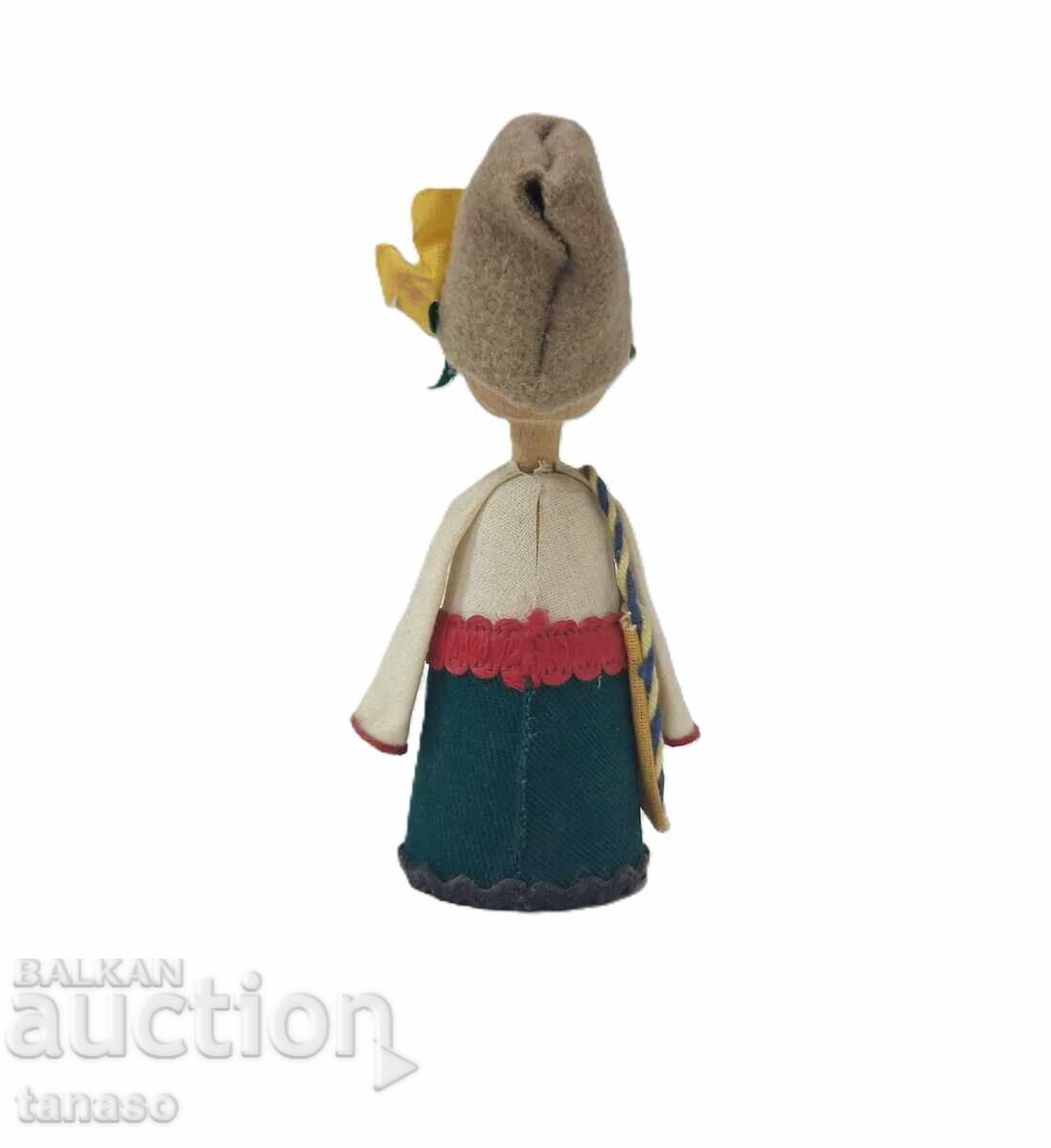 Licitație Păpușă folclorică tradițională – față din lemn, costum popular, 12 cm