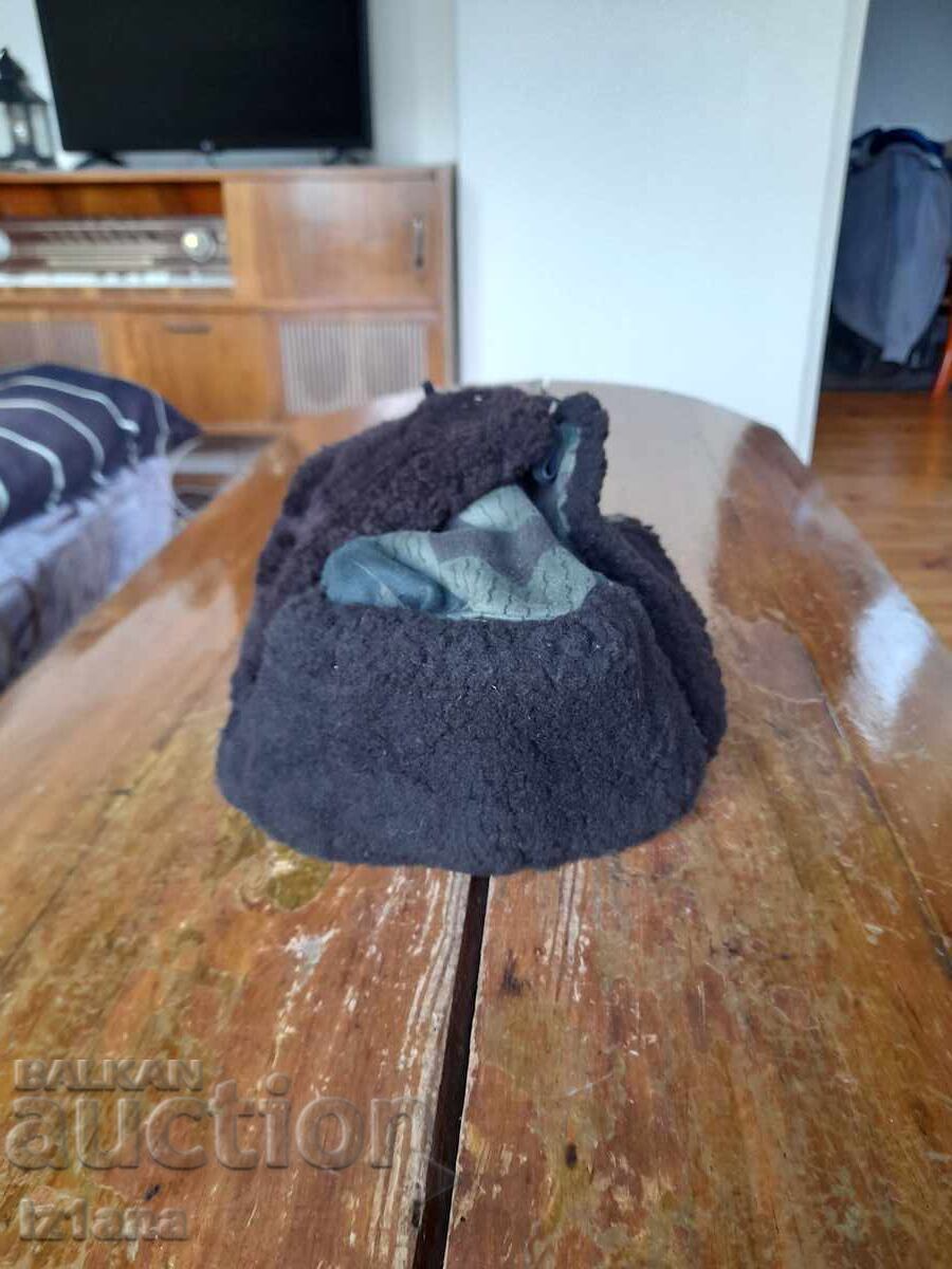 Căciulă veche de camuflaj, căști pentru urechi