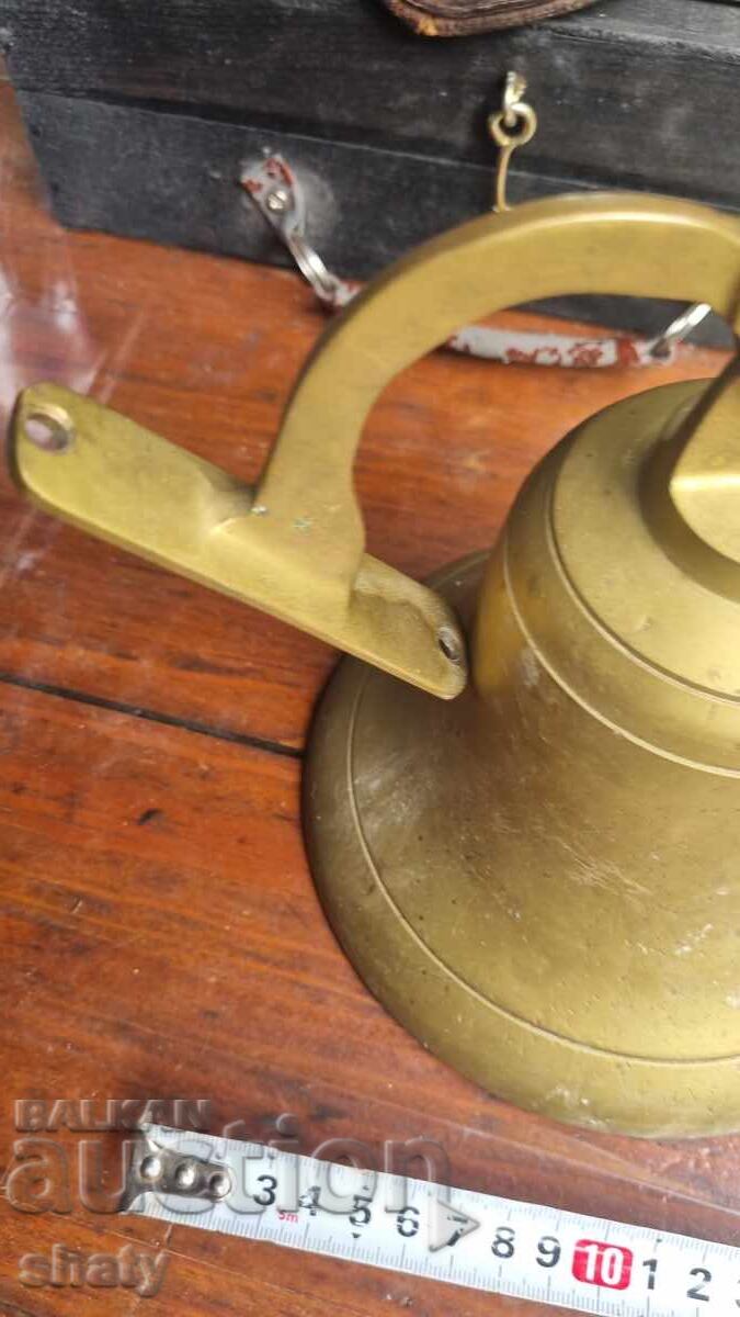 Auction  A large bronze bell