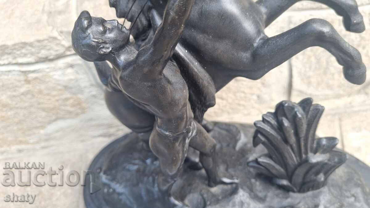 Παράδοση Μεγάλο μεταλλικό γλυπτό. Φιγούρα