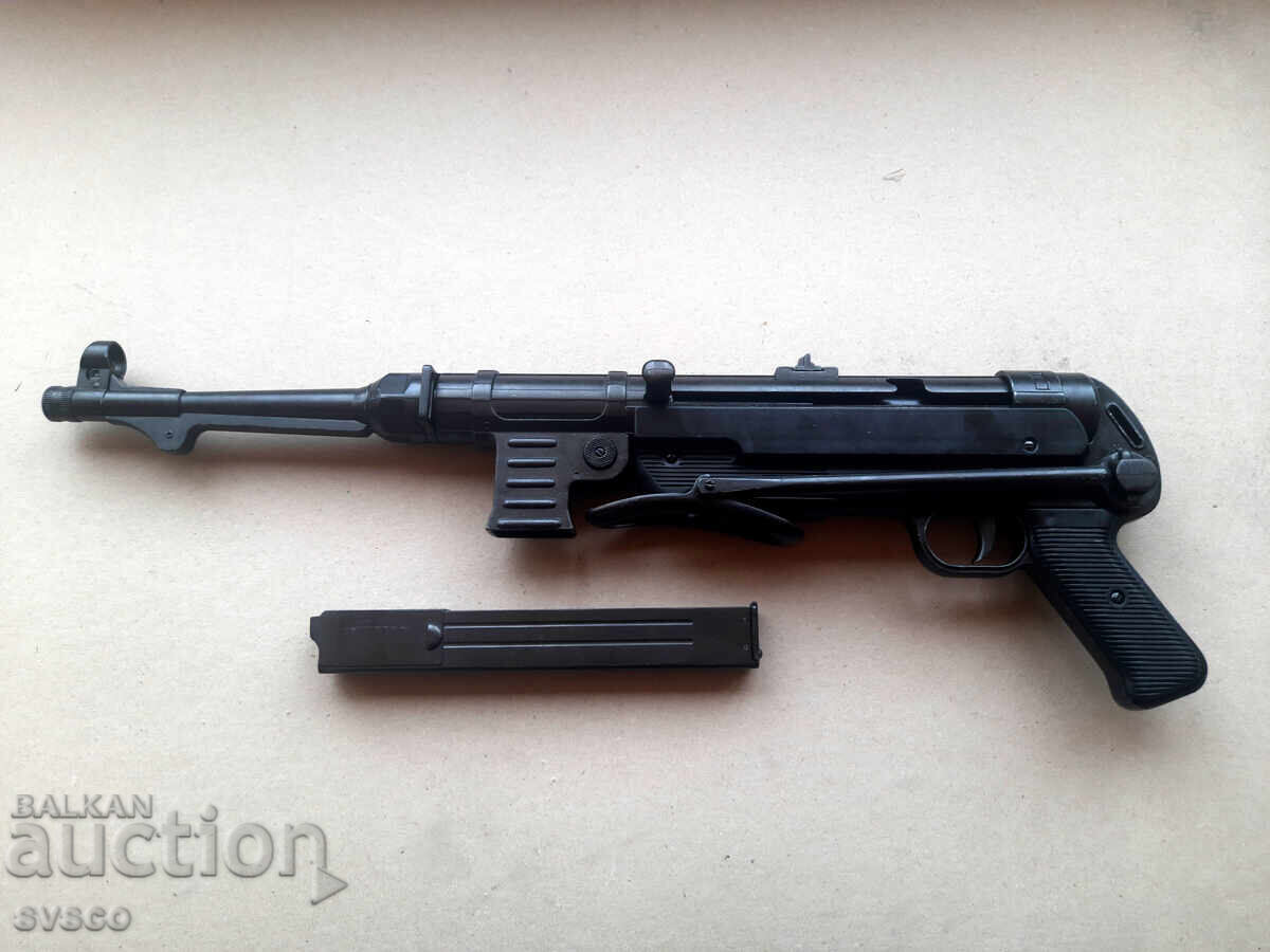 Livrarea MP 40 - replică