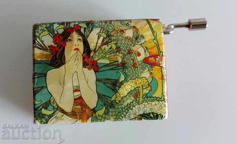 CUTIE MUZICALĂ DIN CARTON TIP LATERNA cu preț € 4.00 | 7.82 BGN