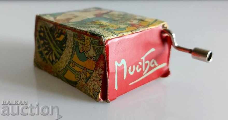 Livrarea CUTIE MUZICALĂ DIN CARTON TIP LATERNA