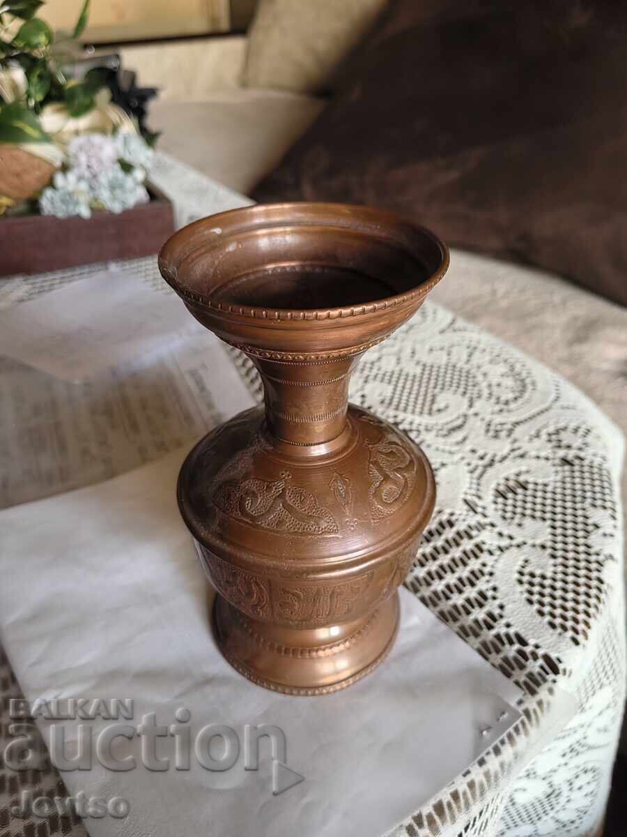 Ένα χάλκινο βάζο με τιμή € 1.00 | 1.96 BGN