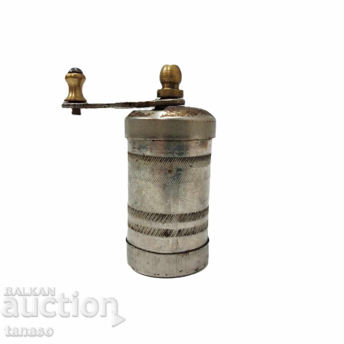 Auction  Metal pepper / spice grinder – 8×3.5 cm