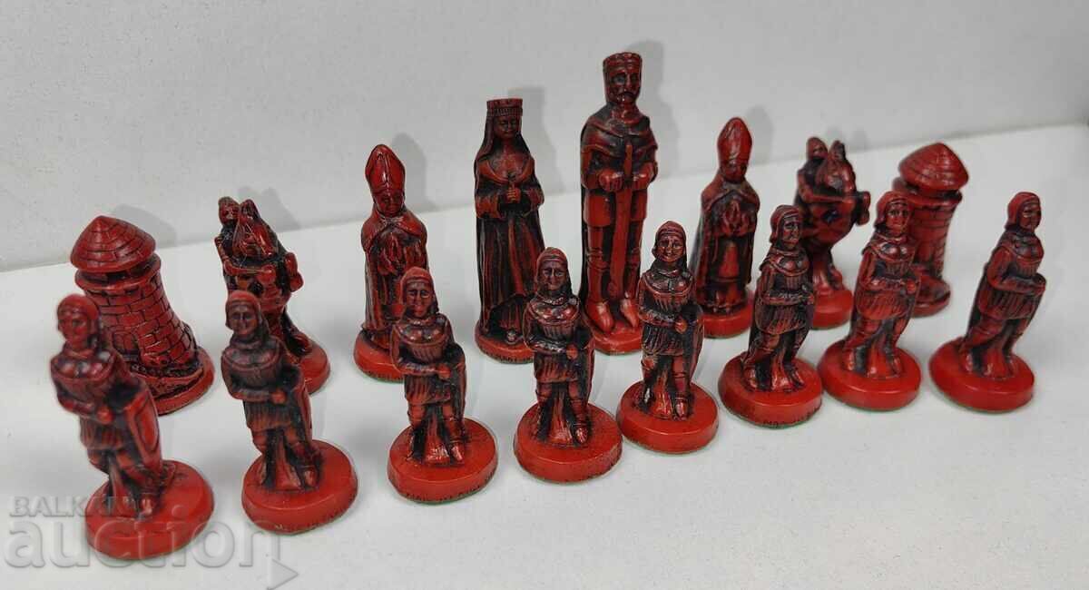 FIGURINE VECHI DE ȘAH, NU ȘTIU DIN CE MATERIAL SUNT cu preț € 15.00 | 29.34 BGN