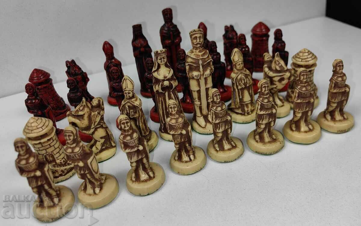 Licitație FIGURINE VECHI DE ȘAH, NU ȘTIU DIN CE MATERIAL SUNT