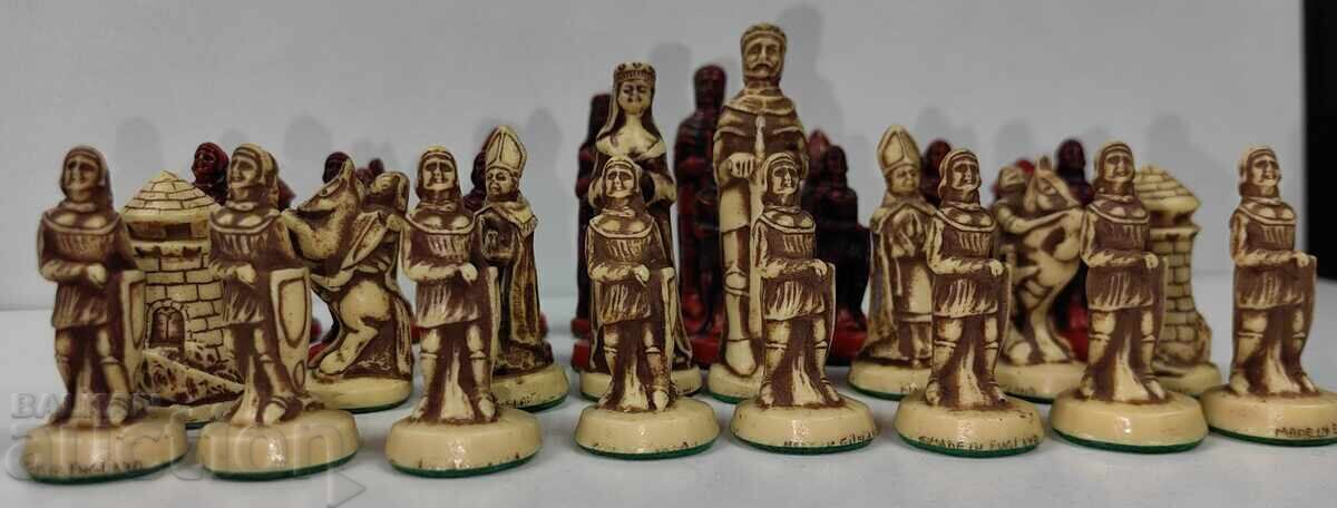 Livrarea FIGURINE VECHI DE ȘAH, NU ȘTIU DIN CE MATERIAL SUNT