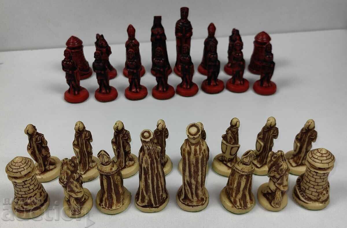 FIGURINE VECHI DE ȘAH, NU ȘTIU DIN CE MATERIAL SUNT - 7