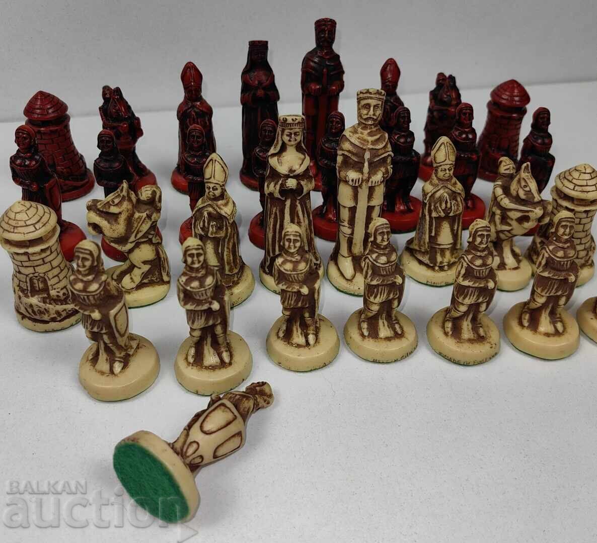 FIGURINE VECHI DE ȘAH, NU ȘTIU DIN CE MATERIAL SUNT