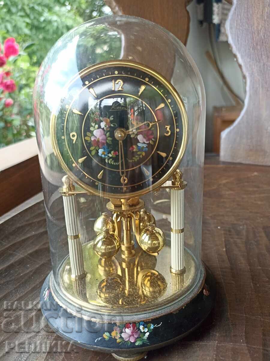 Ceas de masă antic, 400 de zile, Kern