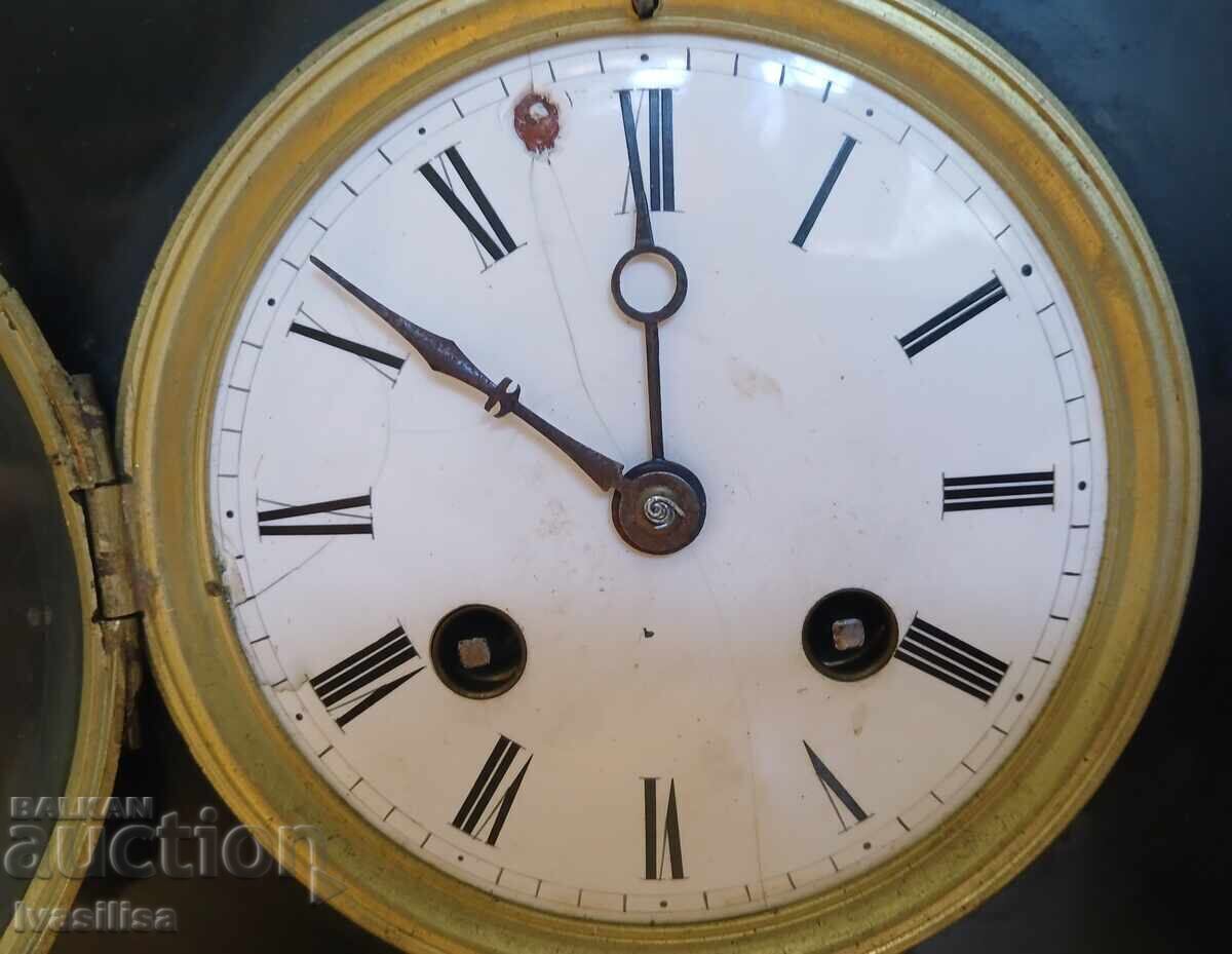 Ceas de șemineu antic din 1855 cu preț € 80.00 | 156.47 BGN Ceas de șemineu antic din 1855 cu preț € 80.00 | 156.47 BGN