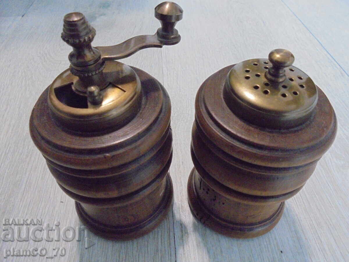Livrarea №*8644 Set antic de râșniță pentru piper și solniță Livrarea №*8644 Set antic de râșniță pentru piper și solniță