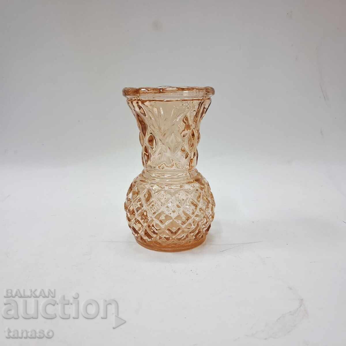 Vază vintage din sticlă reliefată 10 cm ca nouă, chihlimbar (3.2) cu preț € 12.00 | 23.47 BGN Vază vintage din sticlă reliefată 10 cm ca nouă, chihlimbar (3.2) cu preț € 12.00 | 23.47 BGN