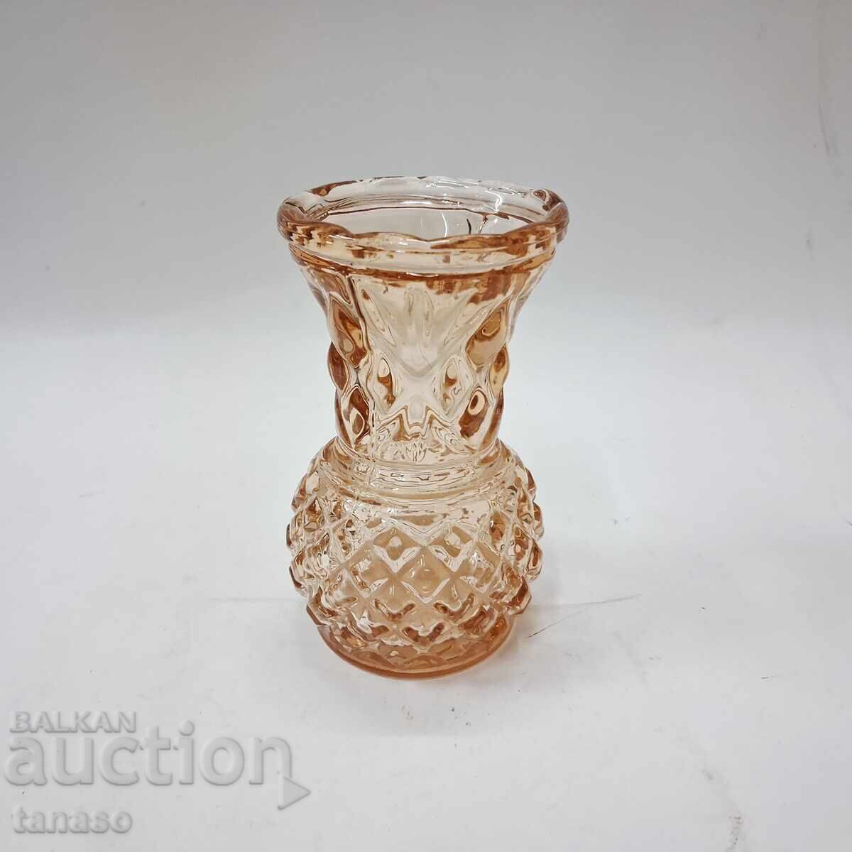 Licitație Vază vintage din sticlă reliefată 10 cm ca nouă, chihlimbar (3.2) Licitație Vază vintage din sticlă reliefată 10 cm ca nouă, chihlimbar (3.2)